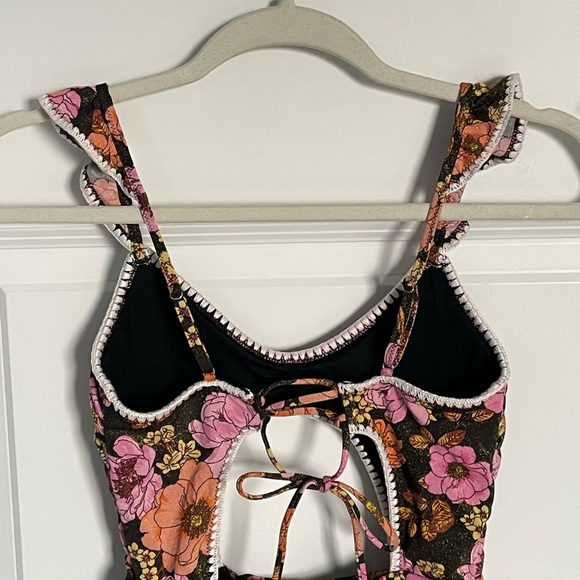 New! Victoria’s Secret Pink Floral Ruffle Cutout One Piece Swimsuit 35078 - Picture 7 of 12